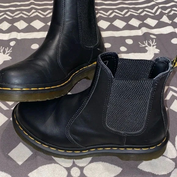 Sz 7 dr martens Chelsea boots black leather pull on - Picture 2 of 9